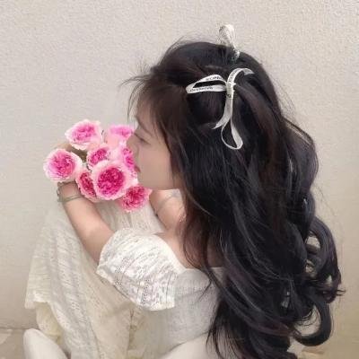 给小酒馆女子喝高杯酒